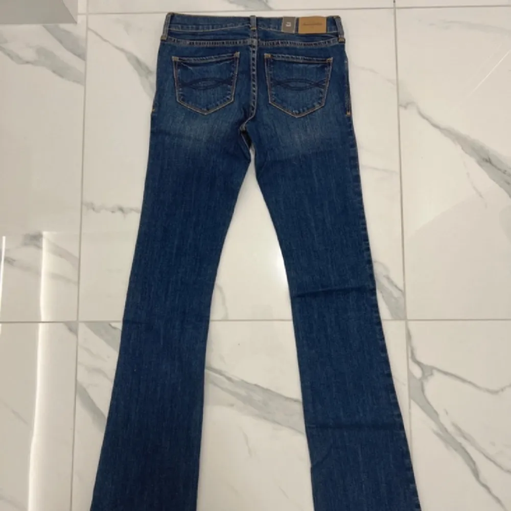 Säljer nu mina lågmidjade abecrombie&fitch jeans, 16 slim bootcut. Supersnygga fickor!! lite långa i längden på mig som är 165🥰midjemåttet: 34cm. För fler bilder eller frågor är de bara att skriva🥰. Jeans & Byxor.
