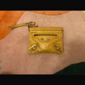 Gul balenciaga plånbok💛 - Superfin balenciaga plånbok💛 Den är vintage💛 Skriv privat för fler bilder eller prisförslag💛💛‼️LÅNAD BILD‼️