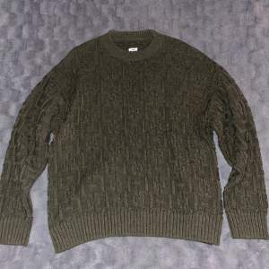 En skitsnygg stickad tröja från Polar! Skick 9.5/10, har använts 4-5 gånger. Sitter TTS. Nypris: 1300kr