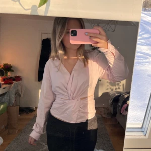 Ljuslila skjorta  - Söt och festlig skjorta! Använd fåtal gånger och är i fint skick. Skjortan är väldigt ljuslila/rosa💜🩷