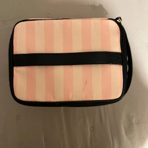 Victoria Secret neccesär  - Två stycken Victoria Secret neccessärer! Finns ett fåtal fläckar på☺️
