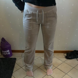 Juicy Couture Byxor - Byxor från Juicy Couture, beigea i strl XS☺️ En silvrig sak på snöret har lossnat och de är något uttvättade i färgen, annars bra skick! Priset går att diskutera :)