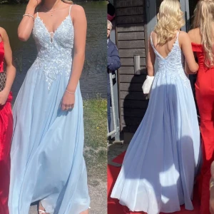 balklänning - Säljer min balklänning från JJshouse, jag är 169cm lång och den är i storlek 36/34 men insydd i midjan för att den skulle passa mig, går att sprätta upp för större passform. Inga defekter, finns att hämta/prova i Norrköping alt  skickas på post💕