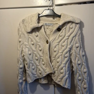 Söt kofta från zara  - Stickad kofta från zara ❤️