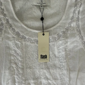 Vit klänning  - HELT OANVÄND!! Så fin skolavslutningsklänning/studentklänning😻😻 Köpte en annan så denna kom aldrig till användning🥲🥲 Skriv för fler bilder!! Nypris: 599,  pris kan diskuteras 