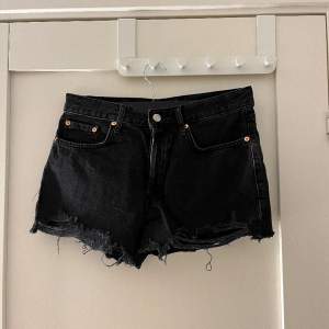 Svarta jeansshorts från Mango. Använda ett fåtal ggr men i mkt bra skick. Strl 40 men skulle säga att den är som en 38/M🩷