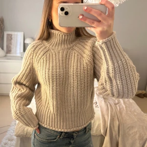 Stickad polotröja  - Beige polotröja från hm, super skön och fin men har inte kommit till användning. Lapp finns kvar 💓