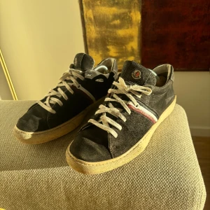 Moncler skor  - Äkta moncler skor i storlek 40! Använt skick men fortfarande mycket liv, säljs för ett super pris!  699kr
