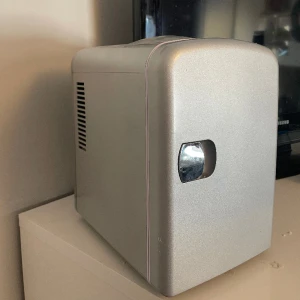 Mini kyl  - Hej hej! Säljer min fina mini kyl. Den har inte kommit till användning och vill därför sälja vidare den. Många tycker om att ha hudvård här i men funkar även att kyla ner sin dricka. Denna mini kyl har även funktionen att göra det varmt om man vill d