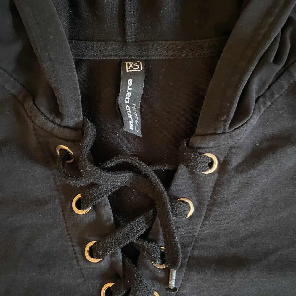 En croppad hoodie med knytdetalj i bra skick! 🥰 Storlek XS ✨. Hoodies.