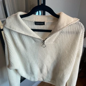 Stickad tröja - Hej! Säljer denna stickade tröja från even&odd då den ej kommer till användning. Den har en defekt (se bild 3) inget märkvärdigt. Hör av dig vid frågor🩷