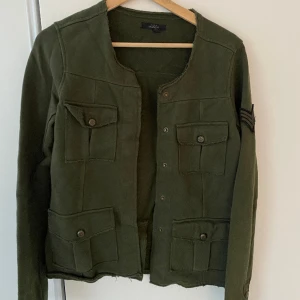 Kofta - Militärgrön kofta från zara. Säljer då den inte kommer till användning längre🌟🤧