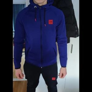 Hugo Boss tracksuit - Topp skick! Inga hål, fläckar eller liknande Storlek L men passar M Modellen är 186cm och väger 79kg