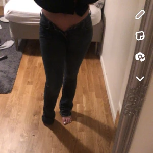 Lågmidjade bootcut jeans från lee - Storlek w:25 passar om du e runt 162. I bra skick förutom att längst ner på byxorna har jag gått på dom så dom har blivit lite slitna. Dom e mörkblåa.