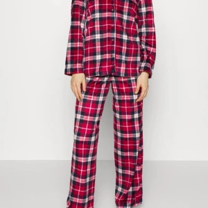 Pyjamas byxor - Det här fina settet går att köpa bara byxor bara tröja eller både och❤️ tröjan är aldrig andvänd men byxorna är lite mer andvända. De är super fina och mjuka.❤️