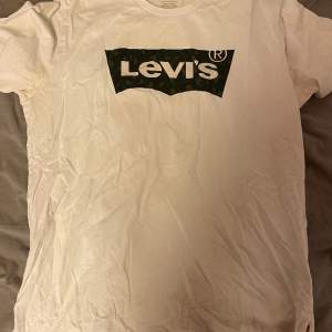 Säljer min Levis t-shirt då jag inte använder den längre. Jätte skön och bekväm. Nytt pris 269