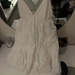 Söt klänning - Säljer denna supersöta sommarklänningen från zara som inte längre finns att köpa! Nypris 400/500kr tror jag men säljer för 199, men priset kan absolut diskuteras💞