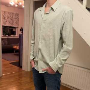 Zara skjorta - Inga skavanker som ny🍾  Storlek L  Modellen på bilden är 1,84 och väger 68 kg👔  100kr