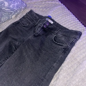 Lågmidjade jeans ifrån gina Tricot💖 - De ä ett par byxor ja köpte i original pris för 350kr på Gina tricot. Jätte bra skick andvänds inte pgr av att de blivit för korta💖 