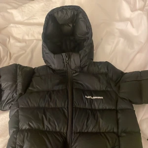 Peak pearformace jacka  - Säljer nu denna jacka. Den är köpt på peak butiken i Stockholm för 2700. Stl 160/xs. För mer frågor kom privat 