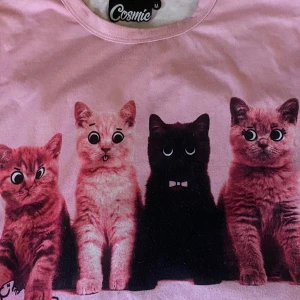 Tröja - En T-shirt ifrån Cosmic jag köpte för ca 4 år sen 🤍  Nypris: ca 300kr Mitt pris: 100kr Inte använt på längeeee och innan det använde jag fåtal gånger 🤍 Lite knopprig på bilden men inget som syns i verkligheten!