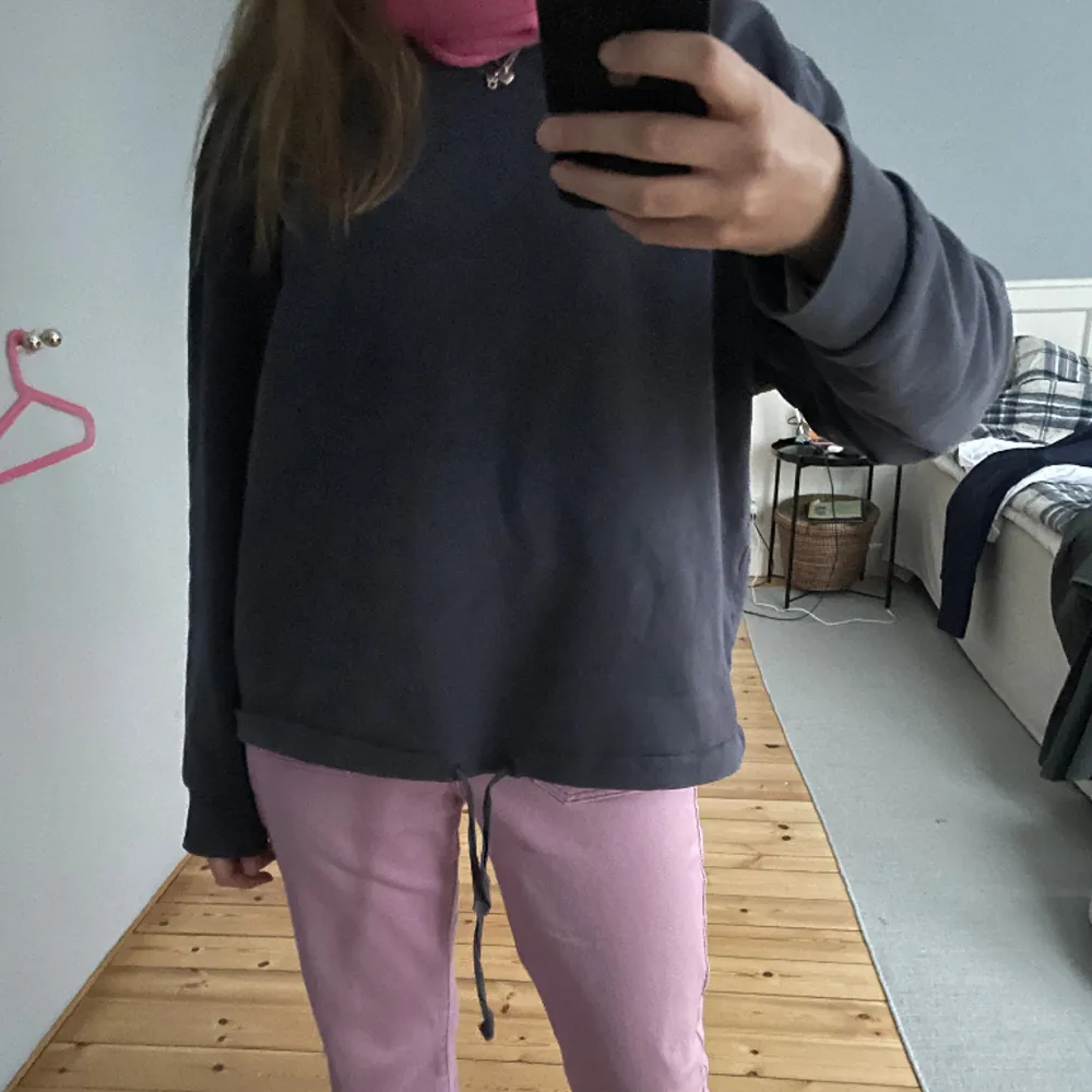 Coola lågmidjade rosa jeans från Zalando, knappt använda och inga slitningar🎀. Jeans & Byxor.