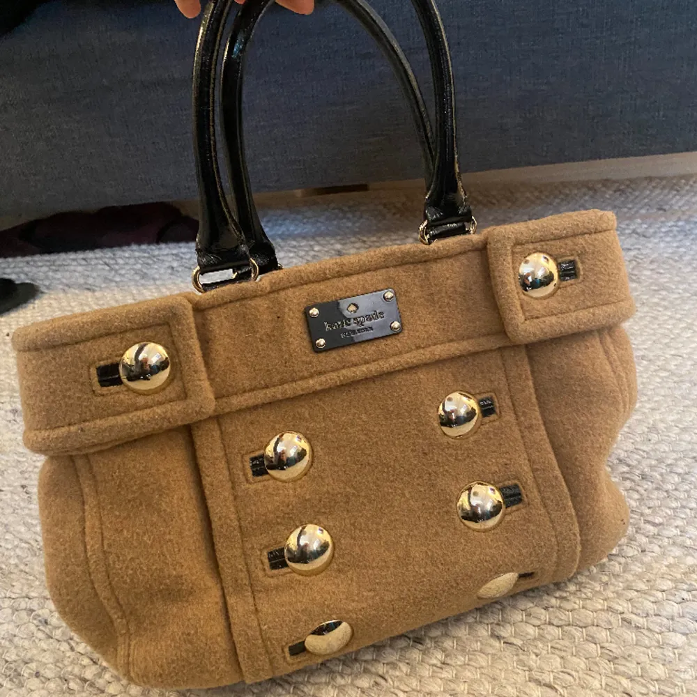 Handväska från Kate Spade. Perfekt vardagsväska, får plats med det mesta i denna väska. Både funktionell och snygg med coola silverdetaljer.. Väskor.