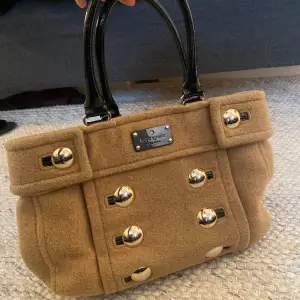 Handväska från Kate Spade. Perfekt vardagsväska, får plats med det mesta i denna väska. Både funktionell och snygg med coola silverdetaljer.