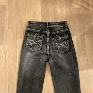 Säljer dom här fina midwaist jeansen ifrån shein pga att dom är för korta på mig som är 170cm💕 jag har spretat upp dom som ni kan se på bild 2💗 skriv med mig innan du köper och fråga på om du har frågor!⚠️tryck inte på Köp nu!⚠️