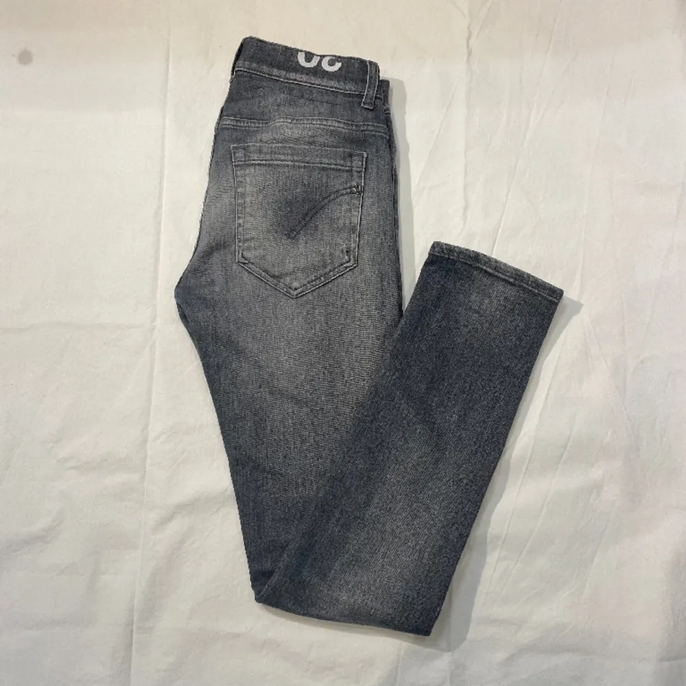 Hej, Säljer nu mina super snygga och trendiga jeans från dondup. Det är modellen george, Jeansen kommer med lite slitningar. Nypris på dessa jeans ligger ungefär på 3200kr. De är i storlek 30 och jag på bilden är 182cm och väger 65kg. Hör av er! 🙌🏻. Jeans & Byxor.