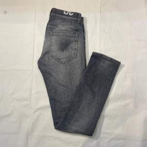 Hej, Säljer nu mina super snygga och trendiga jeans från dondup. Det är modellen george, Jeansen kommer med lite slitningar. Nypris på dessa jeans ligger ungefär på 3200kr. De är i storlek 30 och jag på bilden är 182cm och väger 65kg. Hör av er! 🙌🏻