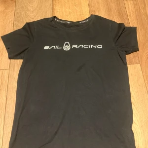 3 märkes t-shirt, Sail racing 2st, vit och svart, peakperformance t-Shirt svart - Sailracing t-shirts nästa som nya, jätte bra skick, finns vit och svart, peakperformance i svart. Pris kan diskuteras