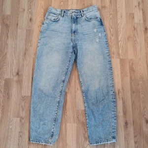 Jeans  - Ljusblå jeans i gott skick av märket Gina Tricot. Rak modell, högmidjade, storlek 40.