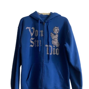 Rhinestone Hoodie Von Studio  - Helt ny Rhinestone Hoodie från Von Studio!  Storlek M, men skulle säga att den sitter som M/L lite luftig och skön.   Skick 10/10 
