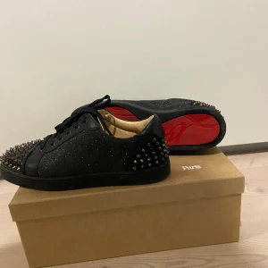 christian louboutin skor - Säljer nu mina christian louboutin skor size 43 1/2 rare colorway spikar både fram och bak. Allt OG medföljer box,kvitto,dustbag osv. Har du fler frågor är det bara att höra av dig!