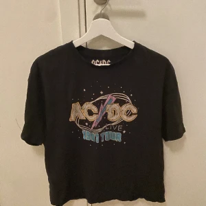 Tshirt  - Snygg svart T-shirt används dock inte längre🩷