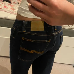 Lågmidjade Utsvängda Nudie jeans - Säljer dessa utsvängda jeans ifrån Nudie! Så snygga men har redan ett par nästan exakt likadana så kommer inte så mycket till användning! De är 32 i längd, men passar mig som brukar ha strlk 34.
