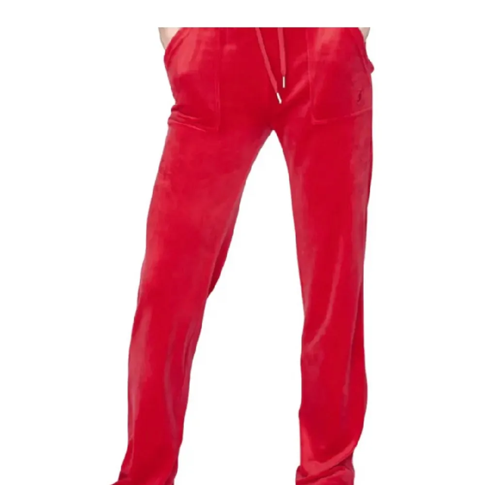 Jag säger ett par röda eller marinblåa juicy couture byxor i storlek Xs flr ett billigt pris❤️. Jeans & Byxor.