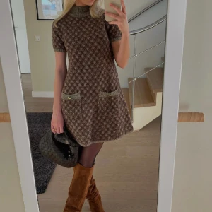 Zara klänning - En stickad klänning från Zara som tyvärr inte används. Denna är i nyskick!