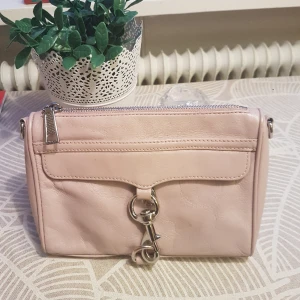 Rebecka Minkoff - Äkta läder.dustbag medföljer. Väldigt snygg väska med grym kvalite.mer bilder finns.fint beg skick