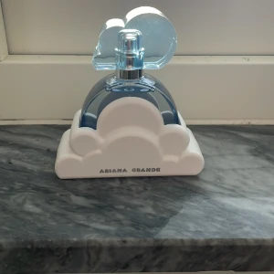 Ariana grande parfym - En Ariana grande parfym, knappt använd. Helt full fortfarande🩷