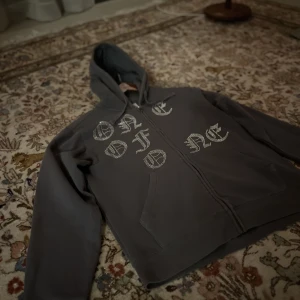 One of one tröja - Säljer nu min one of one tröja. 7/10 skick, lite urtvättad. Alla stenar sitter kvar. Pris kan diskuteras vid snabb affär