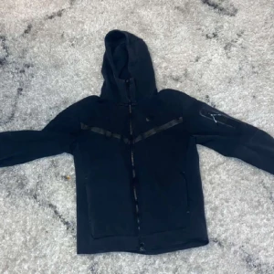 Nike Tech Fleece - Fet Nike Tech kofta i bra skick 9/10, använd några gånger. Inga defekter eller liknande och sitter perfekt. Skriv till oss vid frågor eller funderingar! 