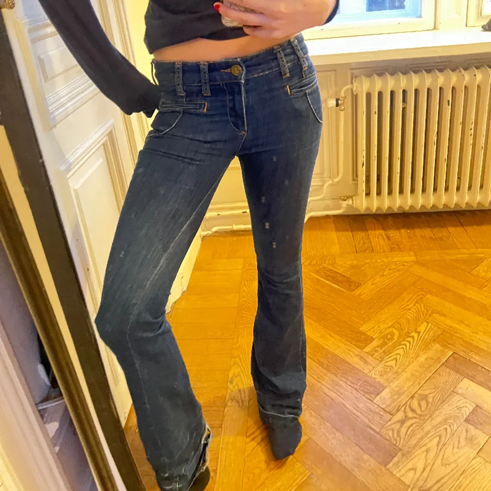 Så fina flare jeans med detaljer! Lite slitage där nere på baksidan (de har varit lite för långa för mig) och därav priset🩷OBS! Säljer senast söndag! (Åker bort). Jeans & Byxor.