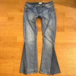Jag köpte dessa jeans på vinted för 150kr och har aldrig använt dem. Men dem har jätte skönt material, dem är inte slitna och ser knappt använda ut. Innerbenslängden: 70cm. Midjan: 79cm ish (vet nt 100 hur man mäter midj det men tror att det är rätt)