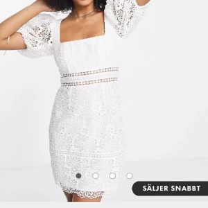 Studentklänning  - Säljer denna vita klänning från asos. Aldrig använd, utan hann ej lämna tillbaka. Jättefin och passar perfekt till studenten💓💓Skriv privat för fler bilder🌸