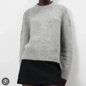 Grå stickad tröja  - En super fin stickad tröja från zara. Tröjan har används men är i bra skick.