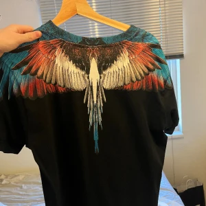 Marcelo burlon t shirt - Säljer denna feta marcelo burlon t shirt i mycket bra skick