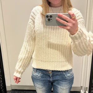 Stickad tröja - Säljer denna super snygga stickade tröja, då den inte längre kommer till användning. Den är i bra skick och är perfekt till högen coh vintern nu! Kom prviat för fler bilder🩷Pris kan diskuteras💕
