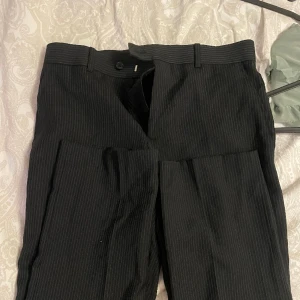 Randiga kostymbyxor  - Skit snygga randiga kostymbyxor som tyävrr va för små för mig! Från Jack and Jones 